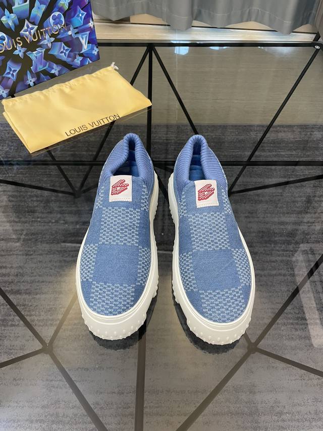 售 价: 商品商标：Lv* 路易威登* 一脚蹬 正码码数: 38-44 可订做45.46 商品材料：鞋面专柜原版材料，透气内里内里，原版大底。 编 号：023